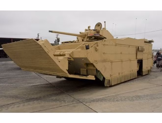 Vì thế nó có thể cho vận tốc khi bơi lên tới 46km/h, đây là vận tốc lớn nhất của dòng xe bọc thép lội nước hiện nay trên thế giới.