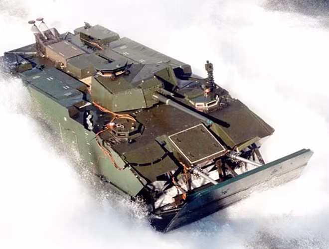 Xe được thiết kế tối ưu cho việc chạy với vận tốc cao dưới nước.Từ những tàu đổ bộ, AAAV sẽ lao xuống chạy với tốc lực lớn để đổ bộ lên bờ. Chúng sẽ hạn chế được điểm yếu của những dòng xe trước đây là di chuyển quá chậm dẫn đến dễ bị tiêu diệt.