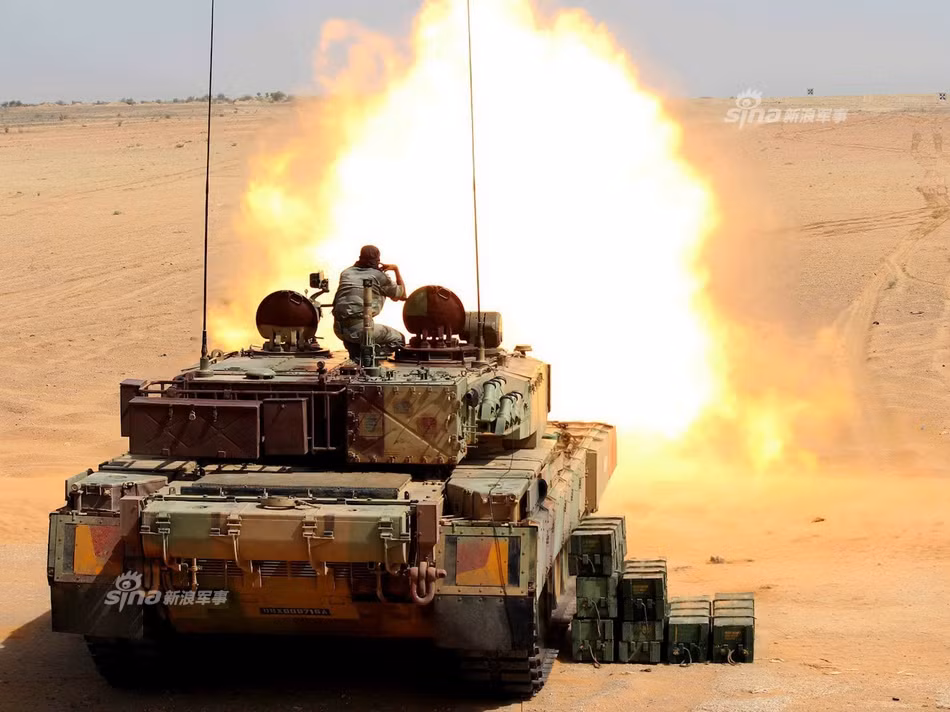 Có giá thành lên tới 8,7 triệu USD cho mỗi đơn vị, xe tăng chiến đấu chủ lực Arjun do chính Ấn Độ tự nghiên cứu và phát triển đã tốn tới hơn 37 năm thai nghén. Nguồn ảnh: Sina.