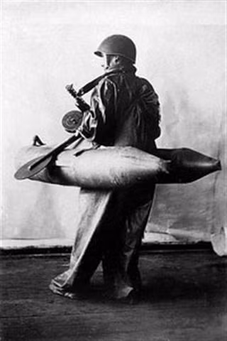 Còn đây là một thiết bị giống như xuồng giúp đặc nhiệm người nhái đặc nhiệm Liên Xô có thể di chuyển nhanh hơn trên biển hoặc trên sông mà không cần phải bơi. Nguồn ảnh: Histomil.