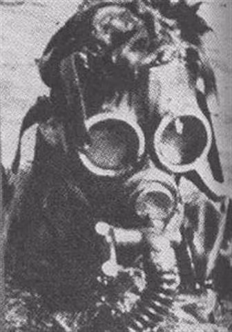 Tuy nhiên với những chiếc mũ chùm đầu như thế này, người nhái sẽ có tầm nhìn rất thấp khi hoạt động dưới nước, một phần do giới hạn về công nghệ vào thời kỳ đó. Nguồn ảnh: Histomil.