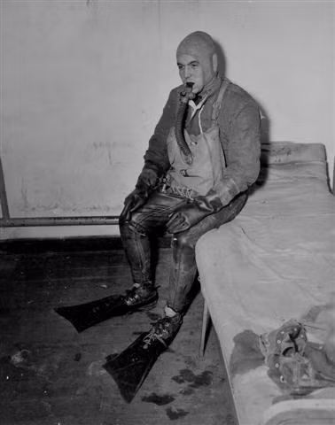 Trang bị của lực lượng người nhái các nước thời kỳ này có phần rất rườm rà vì khí hậu châu Âu khá khắc nhiệt, nhiệt độ rất lạnh nhất là vào mùa đông. Ngoài ra, do các loại vật liệu cách nhiệt để tạo nên đồ lặn chưa thực sự tốt nên lực lượng này chỉ có thể hoạt động được vào mùa hè và gần như không thể hoạt động vào mùa đông do nhiệt độ dưới quá thấp. Nguồn ảnh: Histomil.