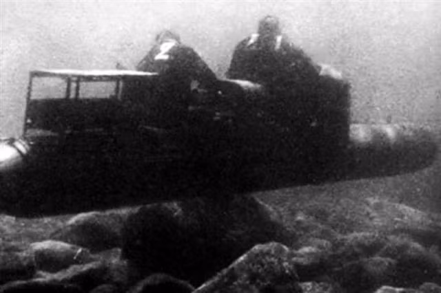 Lực lượng người nhái Italia với thiết bị tàu ngầm mini, hình ảnh này khiến ta nghĩ đến ngay đặc nhiệm hải quân của Mỹ ngày nay. Nguồn ảnh: Histomil.