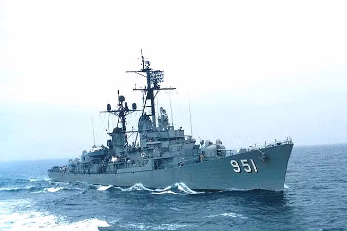 Thêm vào đó, việc giải mật các tài liệu này còn cho thấy, Tổng thống Nixon và Bộ trưởng Quốc phòng McNamara đã để cho Cơ quan An ninh Quốc gia Hoa Kỳ (NSA) cố tình dịch sai các bản dịch các tài liệu tình báo từ tiếng Việt ra tiếng Anh. Hơn nữa, báo cáo không đề cập tới cuộc giao chiến ngày 2/8 (Mỹ xâm phạm hải phận Việt Nam) mà chỉ đề cập tới cuộc giao chiến "trong mơ" của tàu chiến Mỹ trong ngày 4/8/1964. Nguồn ảnh: Site.