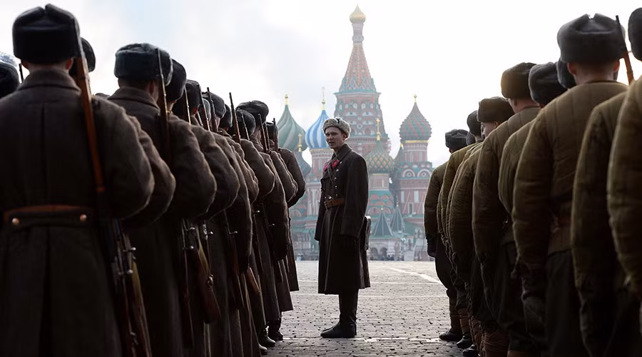 Tới nay, dù cuộc duyệt binh ở Quảng Trường Đỏ không còn là cuộc duyệt binh kỷ niệm Cách mạng tháng 10 Nga thành công nữa nhưng nước Nga vẫn luôn có các hoạt động để tưởng nhớ những người anh hùng đã ngã xuống sau cuộc duyệt binh ngày 7/11/1941. Nguồn ảnh: RT.