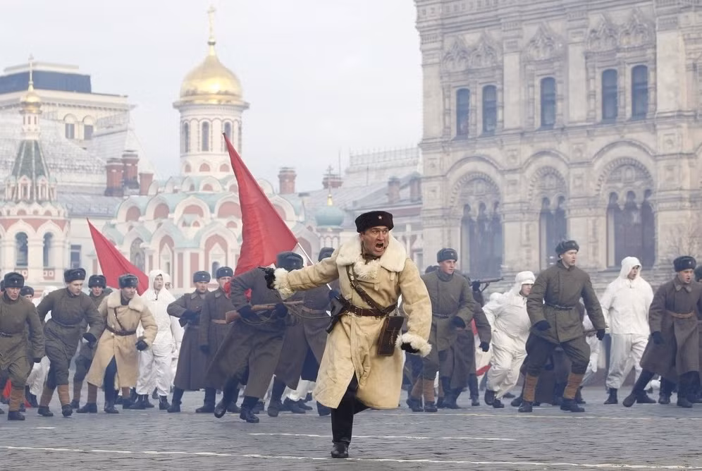 Những người lính Nga tái hiện lại cuộc duyệt binh lịch sử trên Quảng Trường Đỏ ngày nay. Nguồn ảnh: Rusky..