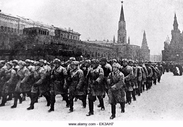 Cuộc duyệt binh lịch sử với sự tham gia của hàng vạn binh lính, tương đương với hàng vạn quân được coi là lực lượng phản công. Họ sẽ tiến thẳng ra phòng tuyến cách Quảng Trường Đỏ chỉ vài giờ đồng hồ đi bộ. Nguồn ảnh: Alamy.