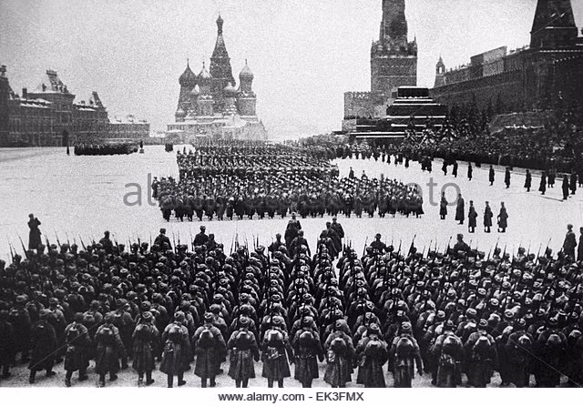 Tất cả các lực lượng phòng thủ xung quanh Moscow khi đấy đều trong tình trạng kiệt quệ khi họ đã phải chiến đấu với quân Đức với trang bị vượt trội ròng rã hơn một tháng trời. Tuy nhiên, họ vẫn kiên cường cầm cự thêm thời gian để lực lượng tiếp viện có thời gian duyệt binh qua Quảng Trường Đỏ thay vì ngồi ô-tô đi thẳng ra mặt trận như thông thường. Nguồn ảnh: Alamy.