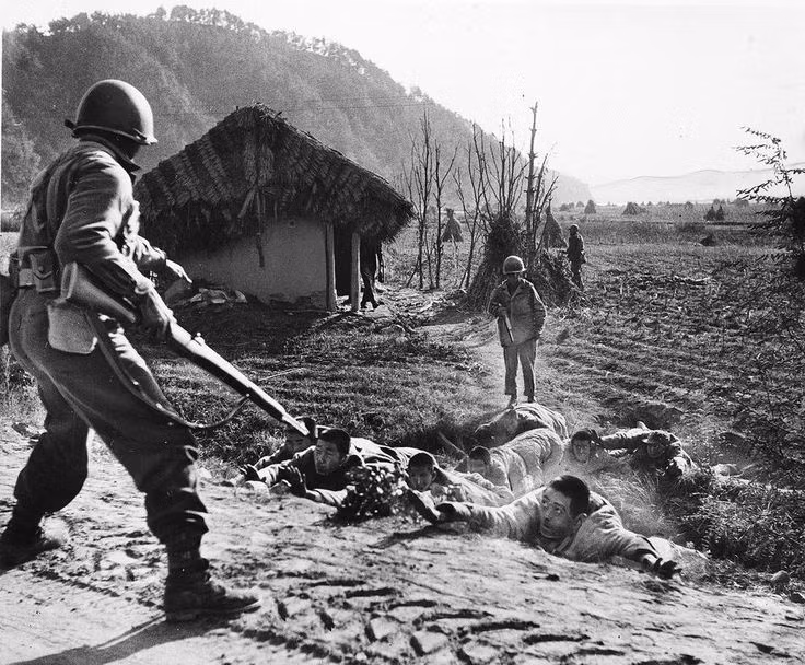 Cuộc chiến ở Vành Đai Busan được giới sử gia sau này coi là trận chiến mở đầu của Quân đội Mỹ tại chiến tranh Triều Tiên. Đây cũng là trận đánh chứng tỏ tinh thần quyết từ của người Hàn Quốc khi đã chấp nhận thương vong cực kỳ lớn để giữ vững phòng tuyến cuối cùng. Ảnh: Bính lính Mỹ bắt giữ từ binh Triều Tiên. Nguồn ảnh: Pinterest.