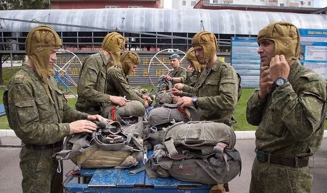 Trên thực tế Quân đội Belarus chỉ mới tái thành lập lại lực lượng dù vào năm 2007 và biên chế lực lượng này thành các lữ đoàn tác chiến đặc biệt, tương tự như đặc nhiệm Spetsnaz hơn là một binh chủng dù chuyên dụng. Cơ cấu tổ chức của các lữ đoàn dù này được xây dựng khá giống các lữ đoàn dù của Nga. Ảnh: Lính dù Belarus chuẩn bị tư trang trước khi tập luyện. Nguồn ảnh: Sina.