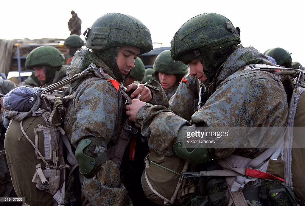 Trang bị chiến đấu của người lính dù Belarus rất khác so với trang phục tập luyện gọn nhẹ. Quân đội Belarus được đánh giá là một trong những lực lượng mạnh ở Đông Âu và lực lượng lính dù của họ được coi là một trong những lực lượng tinh nhuệ bậc nhất trong quân đội nước này. Nguồn ảnh: Gettyimg. 