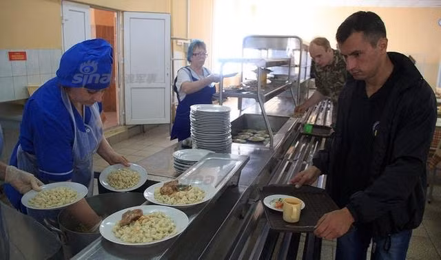 Khẩu phần ăn trưa của lực lượng lính dù cũng rất tốt, cung cấp đầy đủ năng lượng cho những người lính này tập luyện. Nguồn ảnh: Sina.