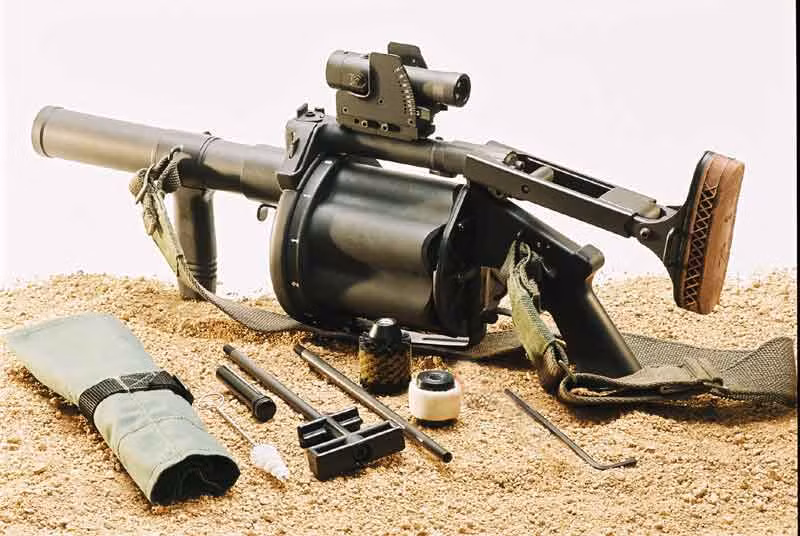 Do sử dụng cỡ đạn của M-79 và có thông số kỹ thuật gần như tương đương nên tầm bắn, độ hiệu quả của súng phóng lựu ổ quay MGL Mk1 cũng gần tương tự như M-79. Cụ thể, sơ tốc đầu đạn đạt 76 m/giây, tầm bắn hiệu quả từ 20 tới 350 mét, hiệu quả nhất trong khoảng 150 mét trở lại. Nguồn ảnh: Defense.