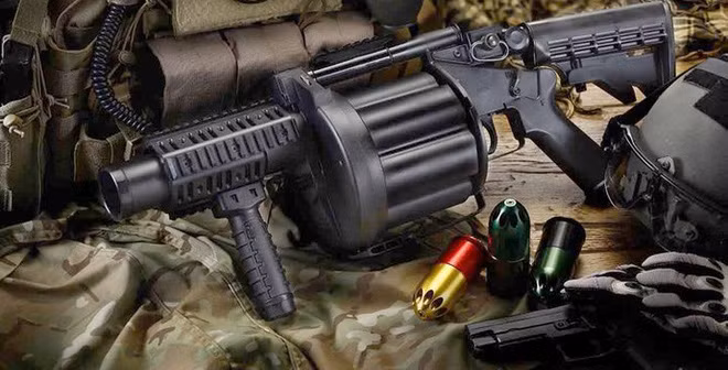 Với lợi thế về tốc độ bắn nhanh, xạ thủ hoàn toàn có thể chỉnh lại đường bắn sau mỗi phát để có được cú bắn chính xác nhât. Ngoài ra, súng phóng lựu MGL Mk1 còn có sẵn các rãnh kỹ thuật để gắn thêm các thiết bị phụ trợ như kính ngắm, kính nhìn đêm, đèn pin,... giúp tăng hiệu quả trong chiến đấu. Nguồn ảnh: Defense.