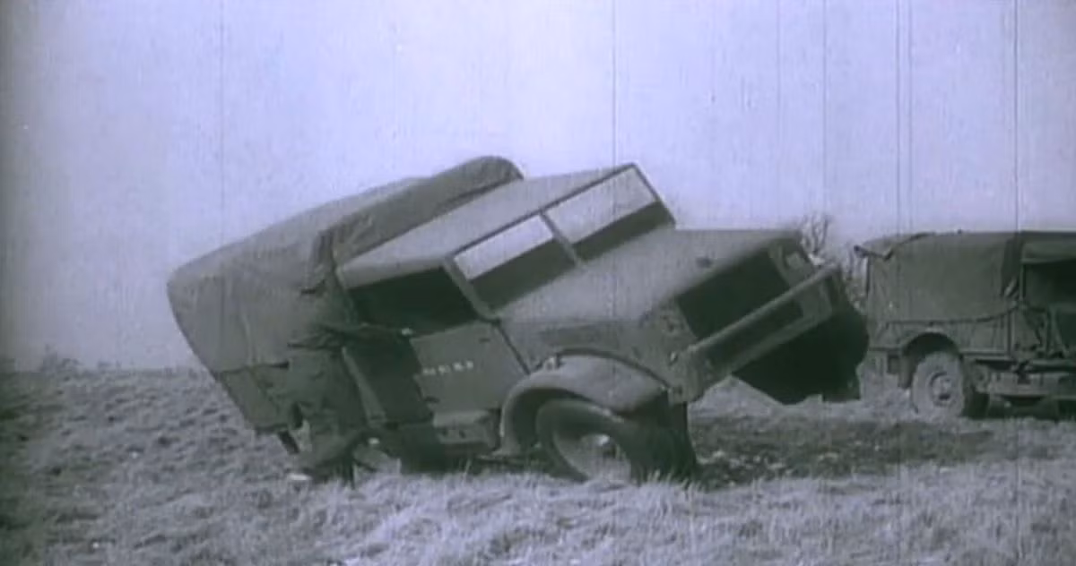 Xe tải cũng được làm giả. Kẻ thù lớn nhất của những phương tiện giả này chính là... gió. Nếu không được neo buộc kỹ càng, một cơn gió có thể thổi bay cả... sư đoàn. Nguồn ảnh: Histomil.