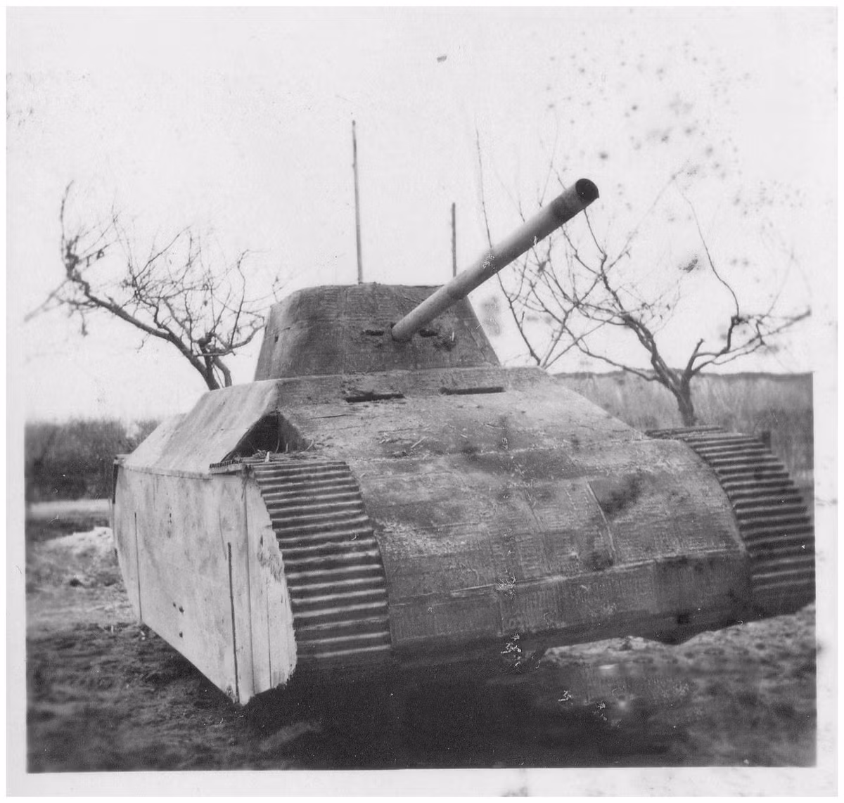 Các thiết bị nghi binh thường được làm bằng vật liệu nhẹ để tiện di chuyển. Thậm chí khi đặt dưới đất người ta còn phải sử dụng cả dây để cố định lại nó nếu không sẽ bị gió thổi... bay mất. Nguồn ảnh: Histomil.