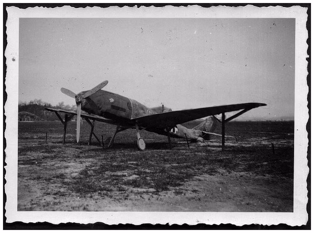 Máy bay cũng được làm giả như một cách nghi binh. Thậm chí còn có những sân bay giả được dựng lên chỉ để nghi binh đối phương. Nguồn ảnh: Histomil.