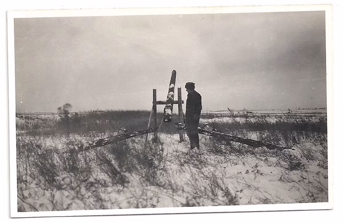 Các đơn vị pháo binh cũng được làm giả từ những thanh gỗ rất đơn giản như thế này. Nguồn ảnh: Histomil.