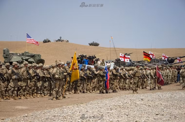 Cuộc tập trận này bao gồm lực lượng quân đội tới từ nhiều quốc gia trong đó chủ yếu là Anh, Mỹ, Georgia và Thổ Nhĩ Kỳ với quân số lên tới hàng nghìn người. Nguồn ảnh: Sina.