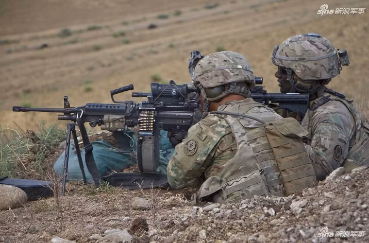 Một tổ súng máy hạng nhẹ M249 của Quân đội Mỹ tại Noble Partner 2017. Nguồn ảnh: Sina.
