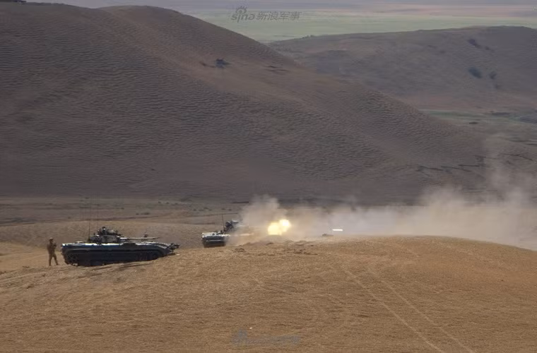 Xe chiến đấu bộ binh BMP-2 khai hỏa chiến lĩnh trận địa. Nguồn ảnh:Sina.