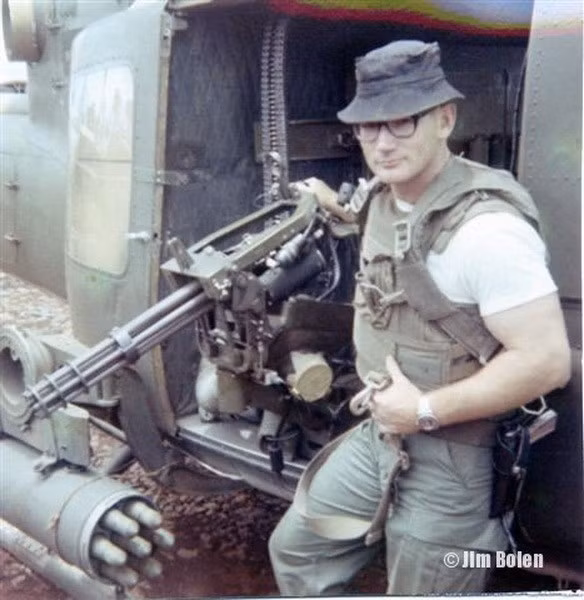 Đối với lực lượng SOG, nhiệm vụ chủ yếu của họ bao gồm các nhiệm vụ tâm lý chiến, do thám và chỉ điểm. Nhiệm vụ tâm lý chiến bao gồm các màn rải truyền đơn chiêu hồi quân giải phóng trong rừng Trường Sơn, thâm nhập vùng Hạ Lào và Campuchia nhằm tìm ra những tuyến giao thông vận tải quan trọng của ta để chỉ điểm cho máy bay ném bom rải thảm. Nguồn ảnh: Jim Bolen.