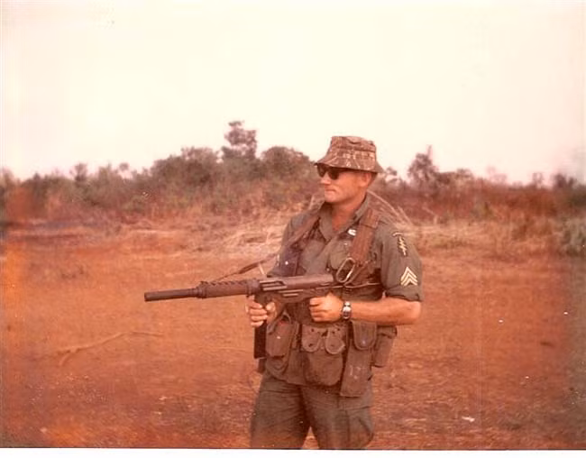 Thêm vào đó, do tính chất nhiệm vụ là do thám, dò la tin tức trong lòng đối phương nên biệt kích SOG rất giỏi... luồn lách chui rúc hơn là giỏi đánh nhau. Họ thừa biết, nếu chạm trán một tốp bộ đội giải phóng chính quy thì phần thua sẽ nằm chắc trong tay mình nên hạn chế tối đa việc nổ súng. Nguồn ảnh: SOG.