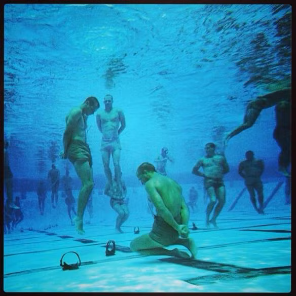 Bài tập này cũng được xây dựng dựa trên thực tế có thể người lính sẽ bị bắt trong quá trình thi hành nhiệm vụ và trốn thoát được bằng cách nhảy xuống nước. Khi này, kỹ năng bơi khi bị trói tay sẽ cứu sống họ. Nguồn ảnh: Satur.