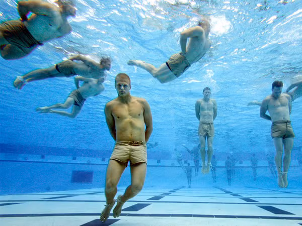 Đối với Đặc nhiệm Hải quân Mỹ (SEAL) thì bài tập bơi trong tình trạng bị trói tay sau lưng là một bài tập bắt buộc. Trong bài tập này, người lính sẽ bị trói tay lỏng ở phía sau lưng, khi không chịu được họ có thể tự giải phóng đôi tay của mình để bơi lên, tất nhiên là khi đó họ sẽ bị đánh trượt. Nguồn ảnh: OD.