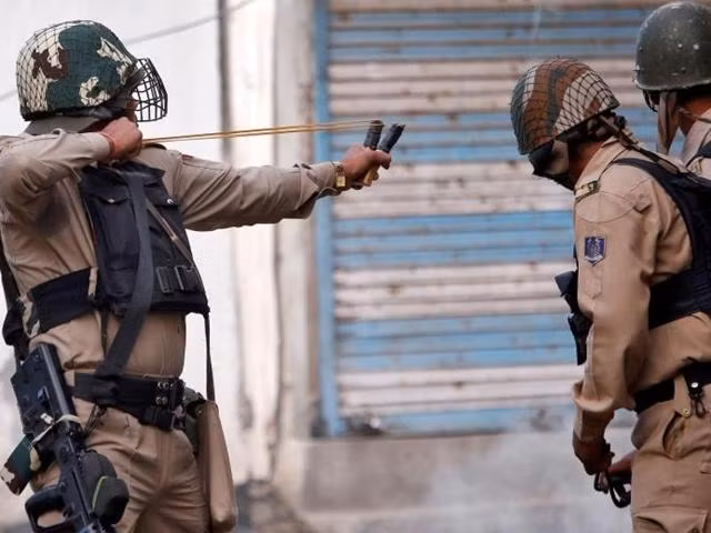 Không chỉ Ấn Độ, ná bắn thun còn được sử dụng bởi lực lượng an ninh, quân đội của nhiều quốc gia khác ở khu vực Trung Á như một loại vũ khí "phi sát thương" hiệu quả trong việc trấn áp đám đông quá khích. Nguồn ảnh: Hindu.