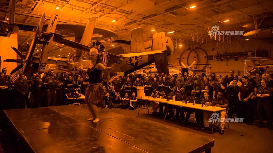 Có hẳn một sân khấu dã chiến được dựng bên trong khoang để máy bay trên tàu. Nguồn ảnh: USNavy.