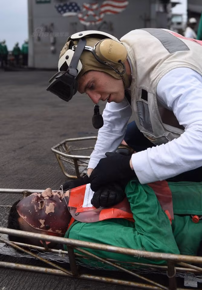 Một nạn nhân giả định bị bỏng nặng vùng mặt đang được sơ cấp cứu. Nguồn ảnh: USNavy.