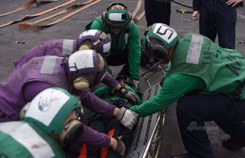 Sơ cấp cứu cho các thuyền viên bị thương vong. Nguồn ảnh: USNavy.