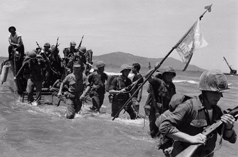 Đây được coi là những bước chân xâm lược đầu tiên của Mỹ tới Việt Nam, khiến Chiến tranh Việt Nam leo thang liên tục trong nhiều năm sau đó và quân số Mỹ đồn trú tại đây cũng tăng cao kỷ lục, lên tới 550.000 quân vào năm 1969. Nguồn ảnh: Pround.