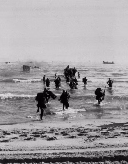 Những binh lính Mỹ đầu tiên đặt chân tới Việt Nam đều thuộc lực lượng Thủy quân Lục chiến của Hạm đội 7 Hải quân Mỹ. Nguồn ảnh: NBC.