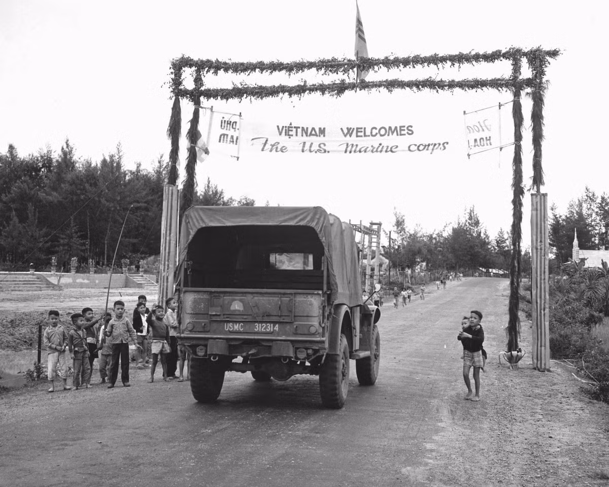 "Cổng chào" được dựng lên ở Đà Nẵng trong ngày 8/5/1965. Nguồn ảnh: Hampton.