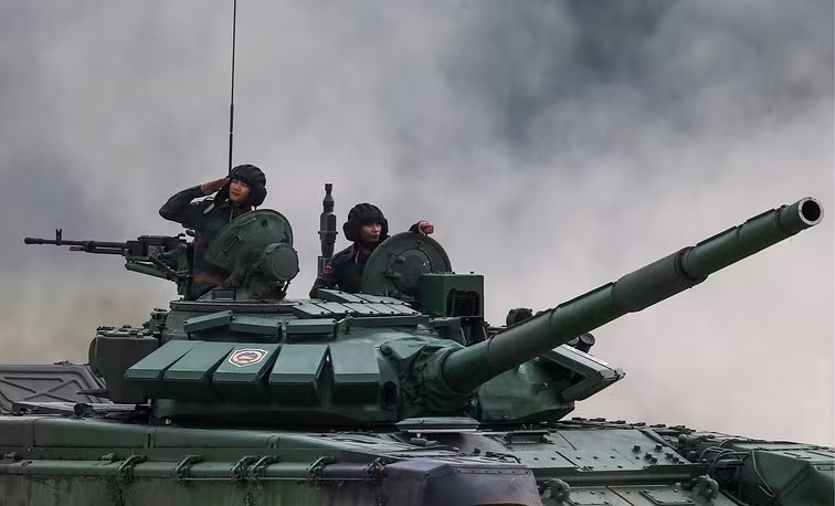 Đội tuyển Lào tham gia Tank Biathlon 2017 với xe tăng T-72B3. Đây là chiếc xe được đội tuyển Lào mượn từ Nga. Năm nay, phía Việt Nam cũng nhận được thư mời của Nga tham gia giải Tank Biathlon, tuy nhiên phía ta quyết định không tham gia. Rất có thể, sang năm 2018 tới đây, Việt Nam sẽ mang theo xe tăng T-90 sang Nga thi đấu. Nguồn ảnh: Tass.