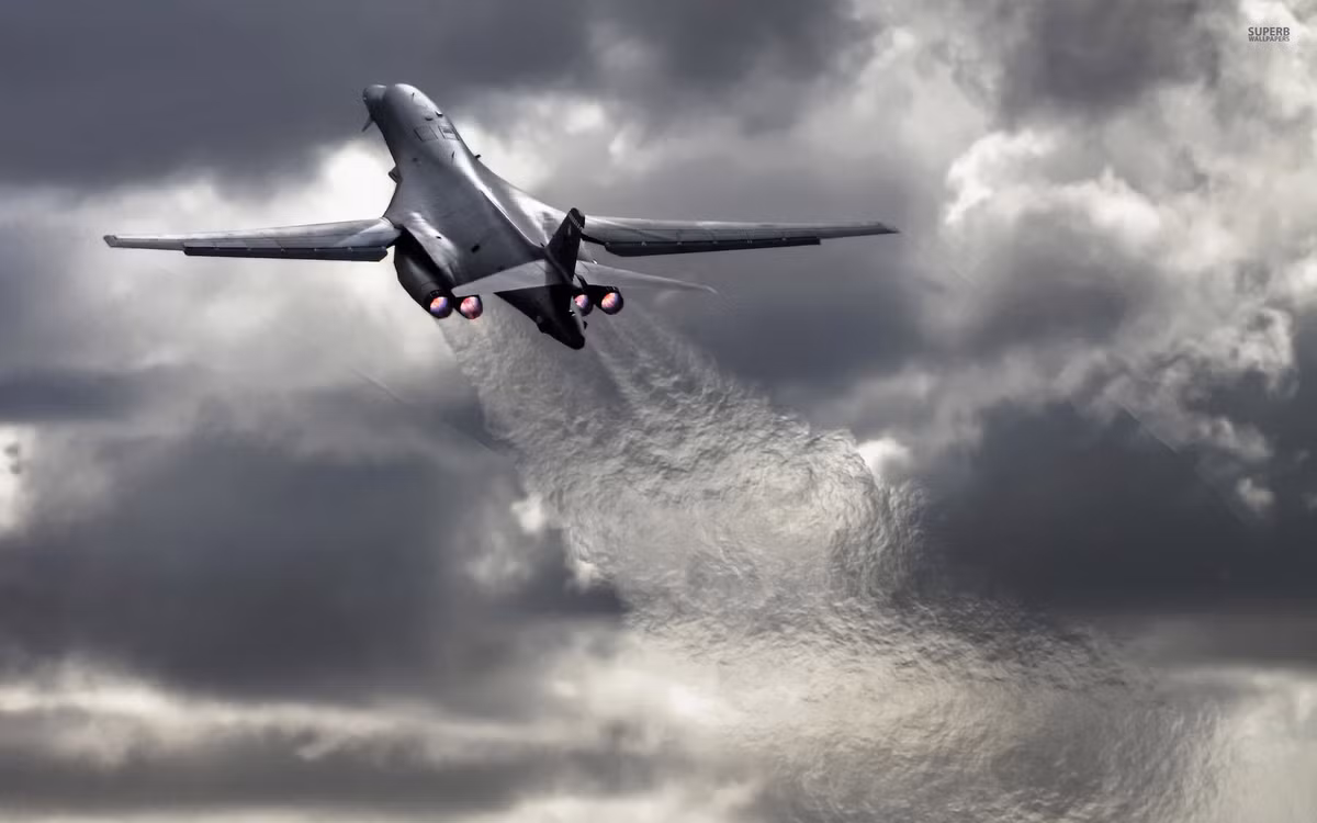 Về mặt thông số kỹ thuật, B-1B Lancer có phi hành đoàn 4 người bao gồm một phi công, một phi công phụ, một sĩ quan điều khiển vũ khí tấn công và một sĩ quan điều khiển vũ khí phòng thủ. Nguồn ảnh: Defense.