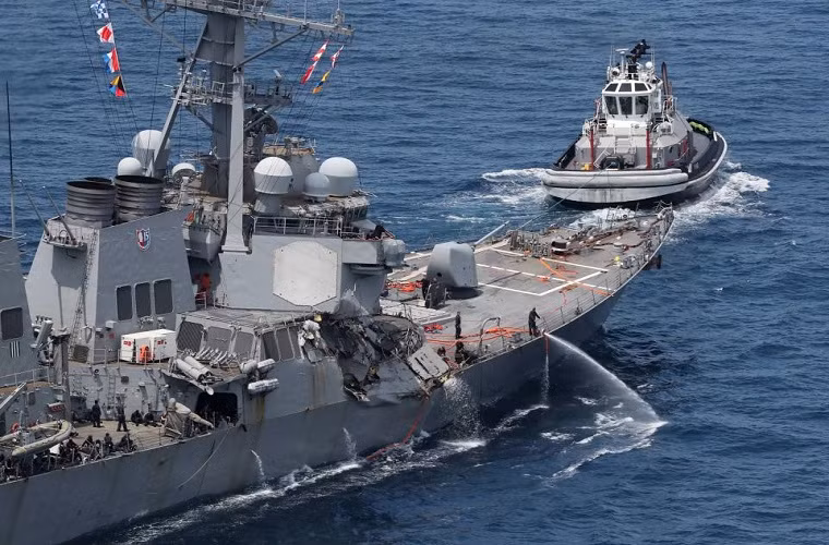 Hai tháng kể từ sau vụ va chạm chí tử với một tàu hàng Philippines làm cho bảy thủy thủ trên tàu USS Fitzgerald thiệt mạng, con tàu này đã trở về Mỹ và hé lộ những bức ảnh đầu tiên nhìn từ bên trong tàu, tại những khoang bị chịu thiệt hại nặng nề nhất. Nguồn ảnh: Newsweek