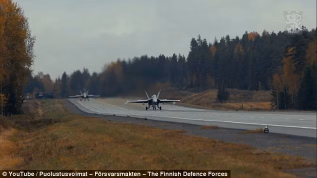 Hiện tại, không quân tất cả các nước trên thế giới đều được huấn luyện cách hạ cánh trên đường cao tốc, nhất là ở những đoạn đường gập ghềnh, không bằng phẳng để phi công có nhiều lựa chọn hơn trong trường hợp máy bay bị trục trặc bất ngờ hoặc trong trường hợp cần triển khai sân bay dã chiến trên quốc lộ. Nguôn ảnh: Youtube.