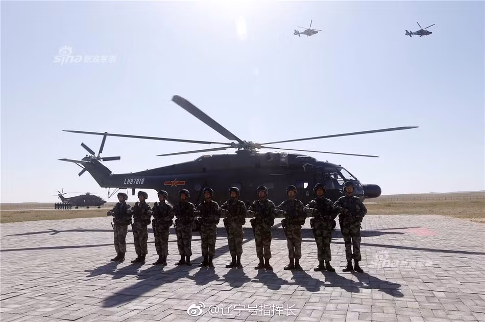 Trực thăng đa năng Z-18 của Trung Quốc. Loại trực thăng này của Trung Quốc có thể thực hiện nhiều nhiệm vụ khác nhau bao gồm các nhiệm vụ chống ngầm, vận tải hoặc cải biên thành trực thăng cứu thương. Nguồn ảnh: Sina.