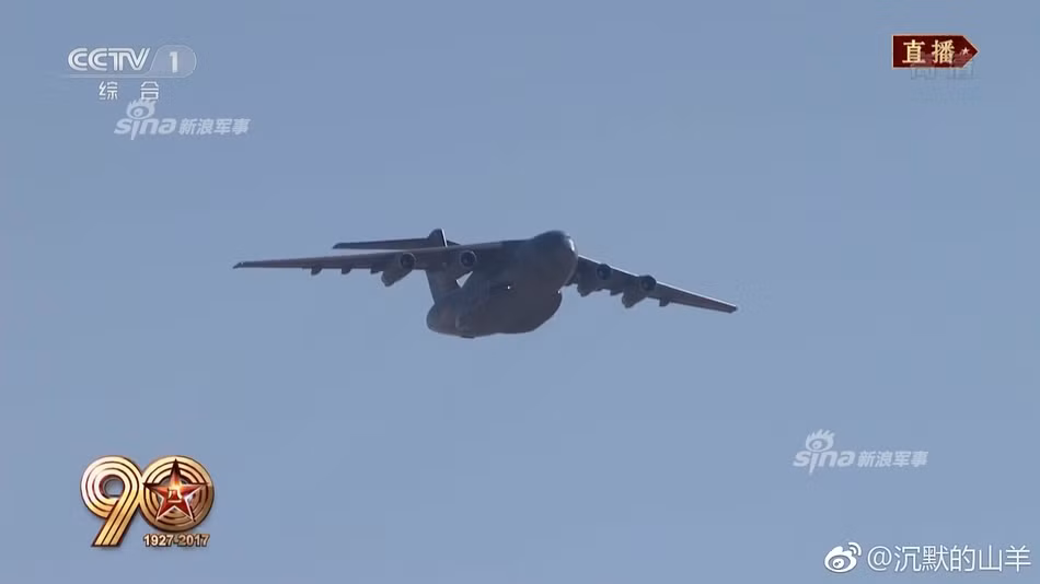 Và hầu như tất cả các loại máy bay quân sự tham gia lễ duyệt binh đều do Trung Quốc tự sản xuất. Trong ảnh là máy bay vận tải quân sự hạng nặng Xian Y-20 của Không quân Trung Quốc trong buổi duyệt binh kỷ niệm 90 năm thành lập quân đội. Nó có tải trọng lên tới 66 tấn. Nguồn ảnh: Sina.