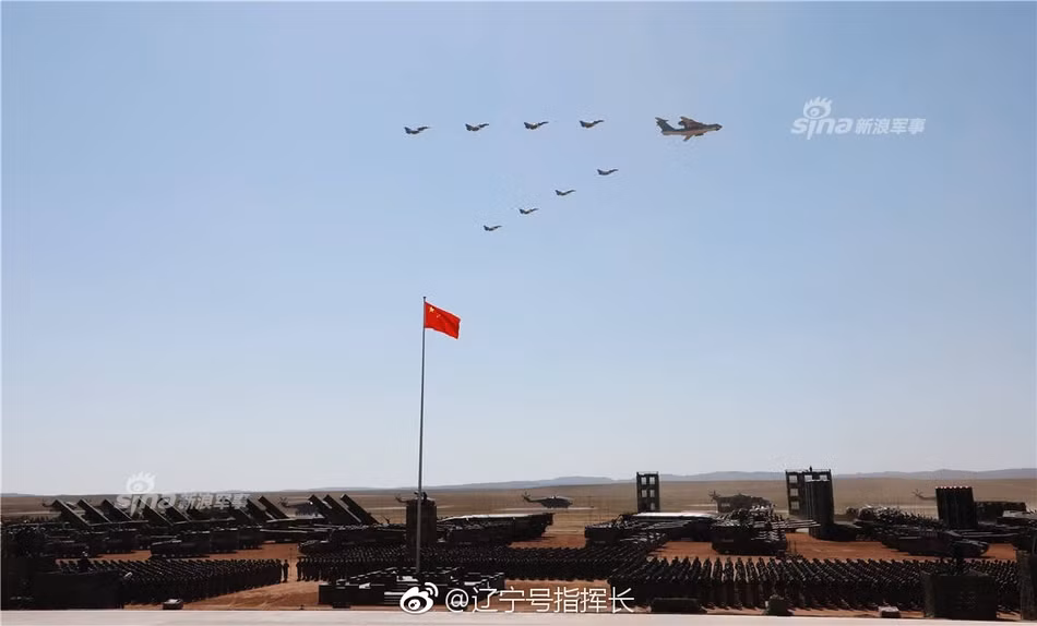 Máy bay cảnh báo sớm KJ2000 dẫn đầu đoàn tiêm kích cơ J-11 của Không quân Trung Quốc. Phía dưới mặt đất là hàng loạt các phương tiện cơ giới, khí tài và lực lượng bộ binh của nước này. Nguồn ảnh: Sina.