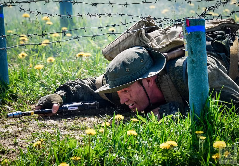 Một điểm khá giống đặc công Việt Nam nữa lính trinh sát Nga là họ không sử dụng các loại mũ chống đạn cồng kềnh mà thường là các loại mũ vải mềm hoặc mũ bảo vệ nữa đầu. Ảnh: TASS.