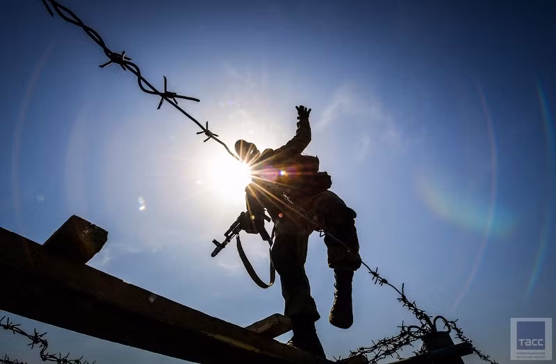 Các bài huấn luyện của trinh sát Nga khá nặng, khi họ phải luyện tập vượt chướng ngại vật và hành quân trên quảng đường dài tới 16km với thời gian được rút ngắn ở từng vị trí và cấp độ khác nhau. Nhưng bù lại họ lại có thể lực, sức bền và khả năng tác chiến tuyệt vời. Ảnh: TASS.