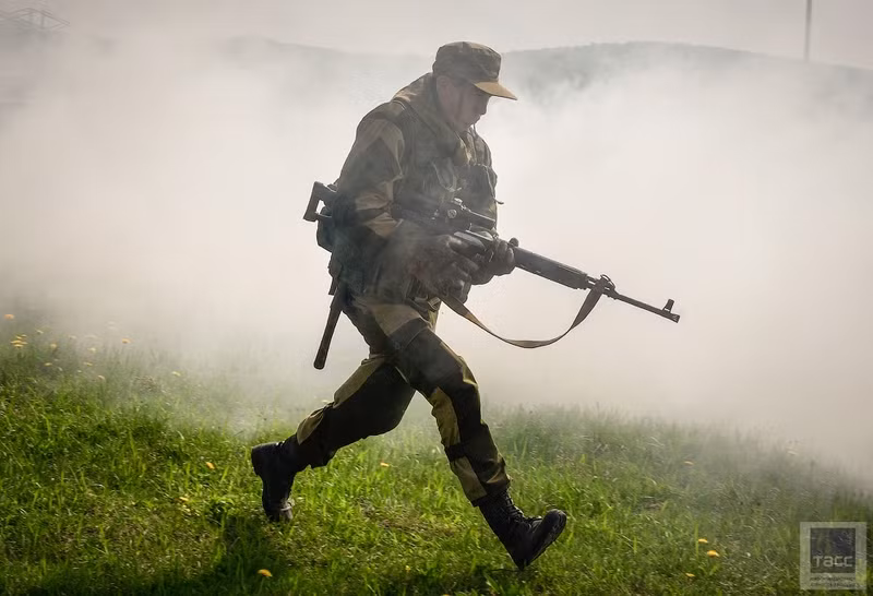 Trong mỗi đơn vị trinh sát đều được biên chế lính bắn tỉa, các đội viên thiện xạ này được sử dụng trong nhiệm vụ cảnh giới, bao quát trận địa và yểm trợ. Ảnh: TASS.