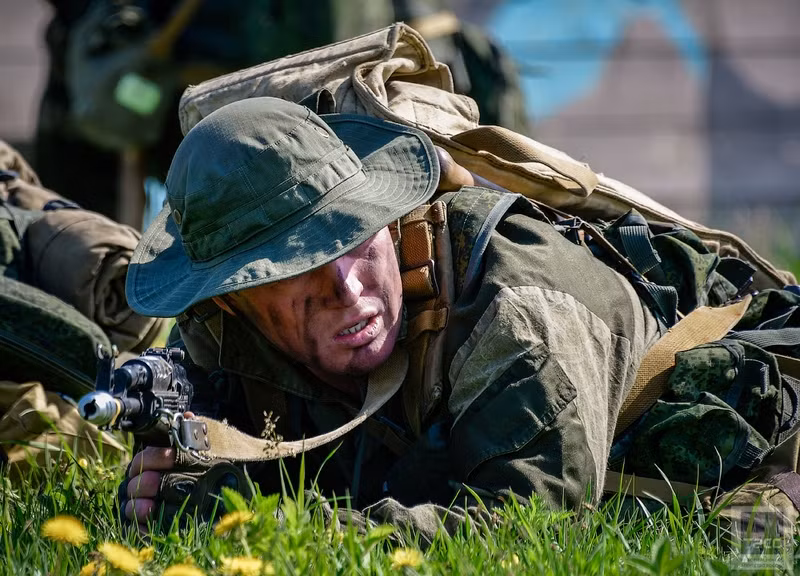 Trang bị của lực lượng trinh sát Nga này được tối giản và gọn nhẹ cho phép họ có thể cơ động trong tác chiến, nhưng không phải vì thế trang bị của họ bị tiết giảm mà còn ngược lại. Ảnh: TASS.