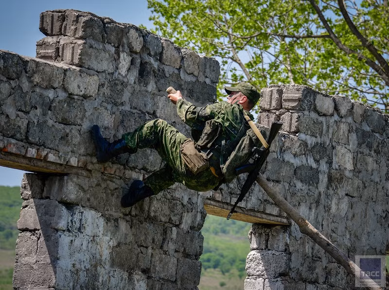 Và dĩ nhiên cũng không thể thiếu màn vượt chướng ngại cao bằng sào đẩy vốn là "đặc sản" của bộ đội đặc công Việt Nam. Ảnh: TASS.