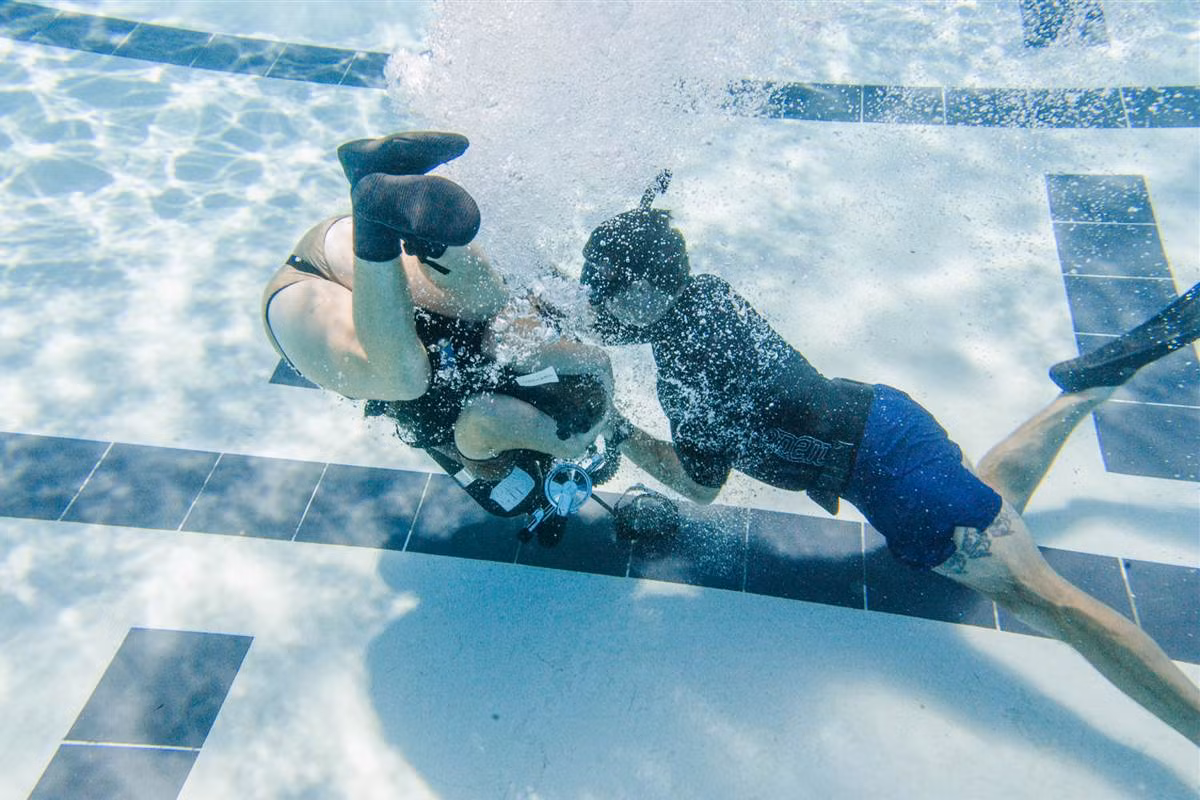 Mặc dù khóa huấn luyện có vẻ hơi nghiêm trọng hóa các tình huống thực tế, tuy nhiên Hải quân Mỹ cho rằng nếu có thay đổi nào đó trong các bài huấn luyện đặc nhiệm hải quân của họ thì đó sẽ là tăng độ khó lên chứ giảm đi thì không bao giờ. Nguồn ảnh: NBC.