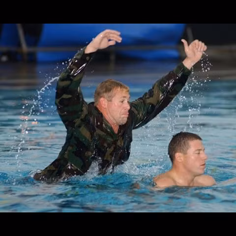 Trong phần cận chiến không có thiết bị, người lính sẽ bị ôm, tóm và dìm xuống nước bởi các huấn luyện viên, nhiệm vụ của họ là phải thoát được ra khỏi sự kìm cặp đó và cố ngoi lên mặt nước để thở. Nguồn ảnh: Img.